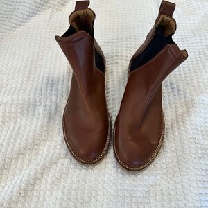 Everlane Chelsea Boots with Gum Sole - Tobacco Color - Sz 8.5
